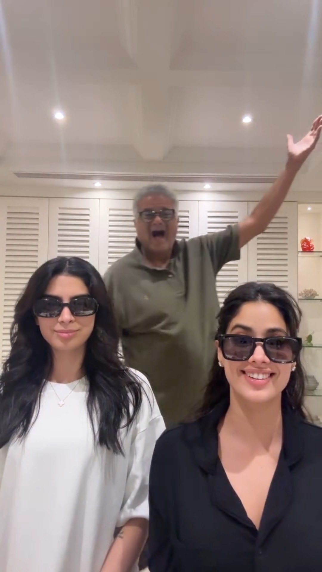 Janhvi, Khushi, and Boney Kapoor’s Adorable 'Loveyapa' Moment ❤️ #janhvikapoor #khushikapoor #shorts