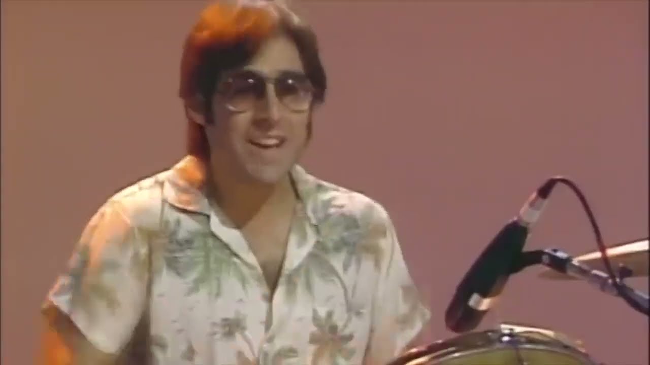 The Ventures - Hawaii Five O (Live) HD 'Apache' 1968 - YouTube