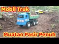 Mobil truk besar membawa pasir