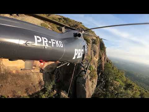 Montanhista ferida é resgatada de helicóptero pela PRF no Morro do Anhangava