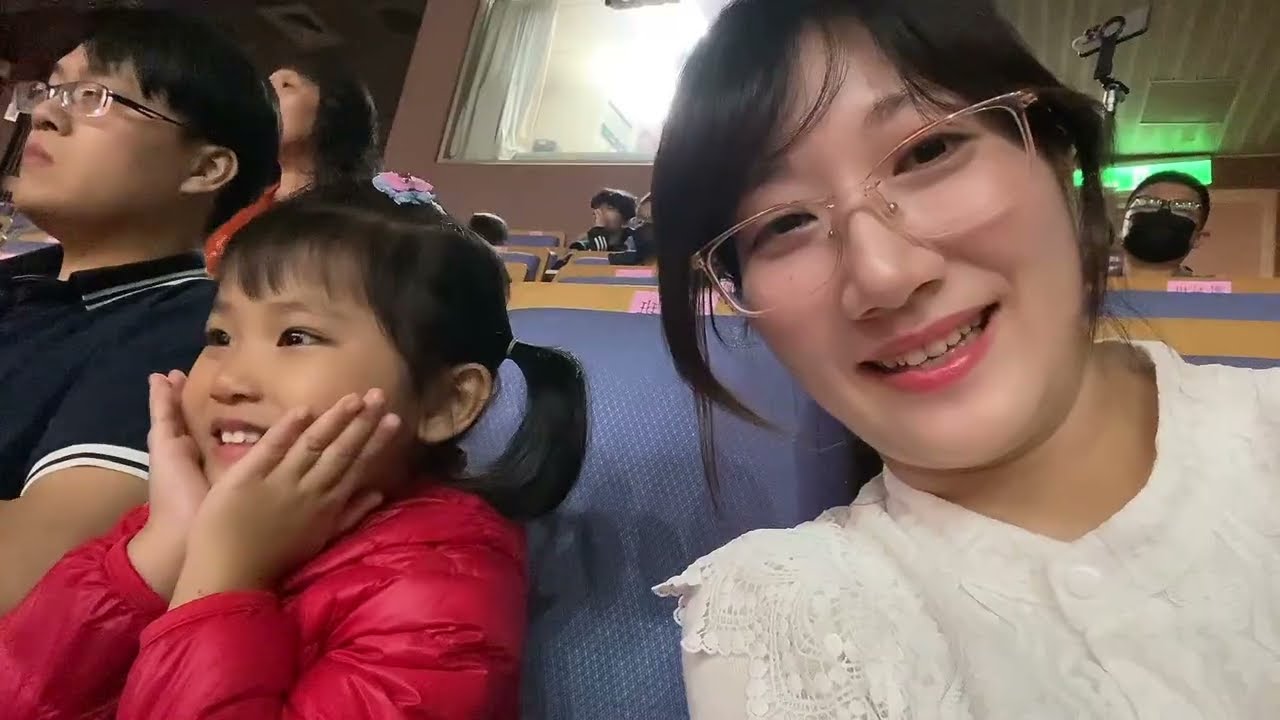 在台灣參加女兒學校活動，瞳瞳第一次當主持人，帶言言看表演，老母親感動落淚 縮圖