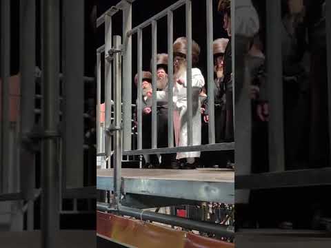 Satmar Rebbe Joined by thousands of chassidim Dances lekovod rabbi shimon