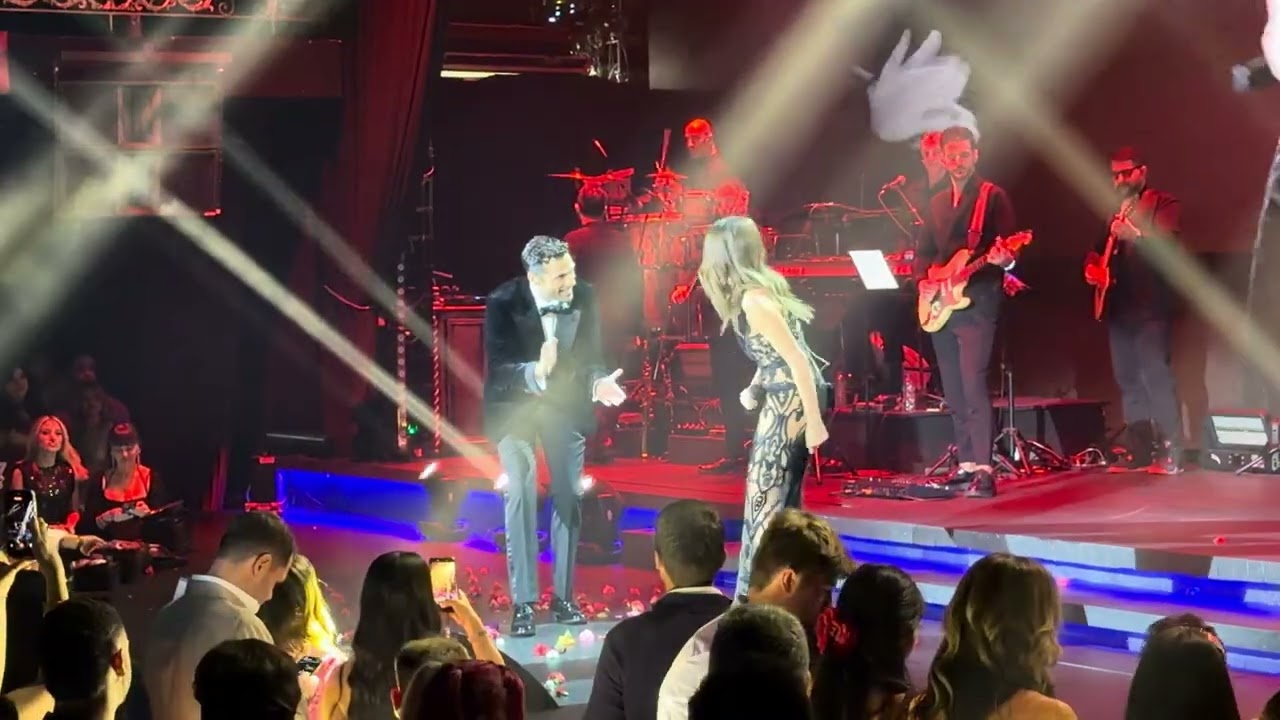 Despina Vandi & Konstantinos Argiros - To Adiexodo | Live Performance at Kentro Athinon