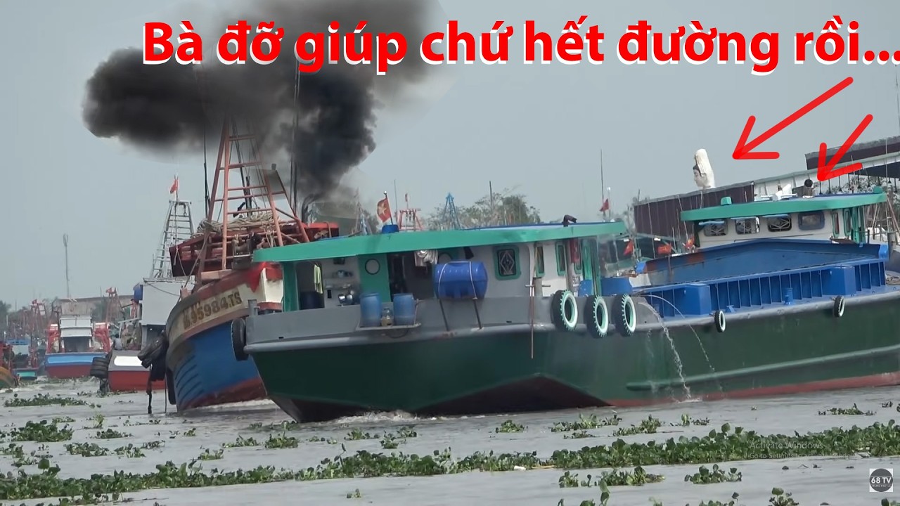 Tượng phật Quan Âm bổng hiện lên khi chiếc ghe cào tránh đụng sà lan