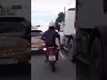 Quando o motoca acha que tá desviando de carro… mas não tem carro nenhum 😂🏍️ #motos #viral