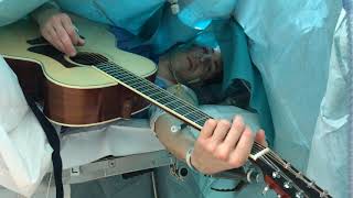 Jelle (34) speelt gitaar tijdens zijn wakkere hersenoperatie in het Erasmus MC