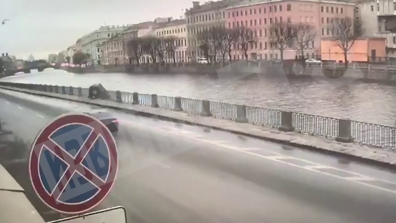 Машина упала в фонтанку Машина упала в фонтанку