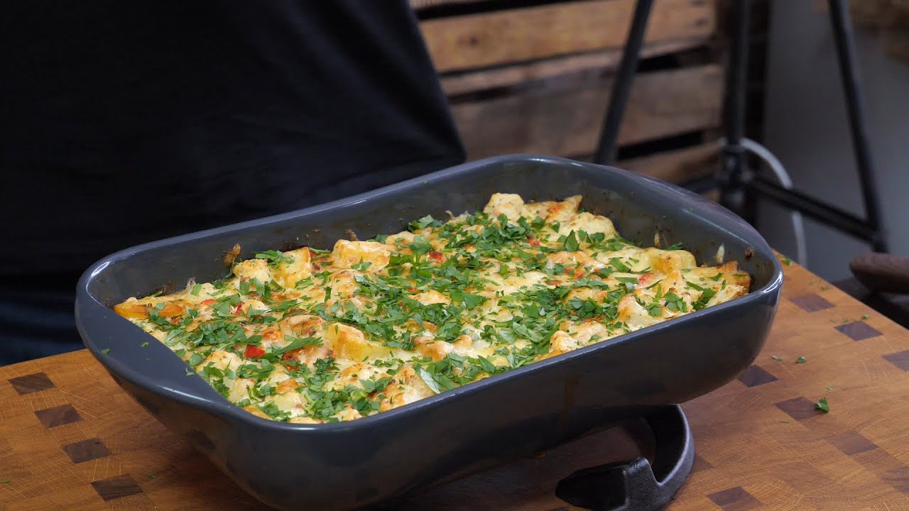 Zapiekany kalafior z złocistymi ziemniakami i swojską kiełbasą / Oddaszfartucha