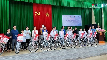 Trao quà cho trẻ em có hoàn cảnh khó khăn xã Xuân Tín