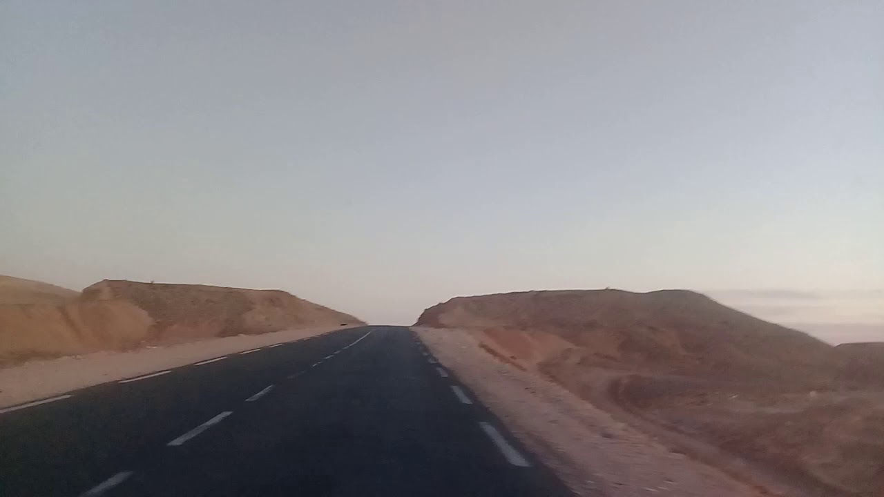 شاهد الطريق الرابط بين #المنيعة و#عين_صالح 😏 200 كلم لولاية #غرداية معبدة أما 200 كلم متبقية كابوس 😫