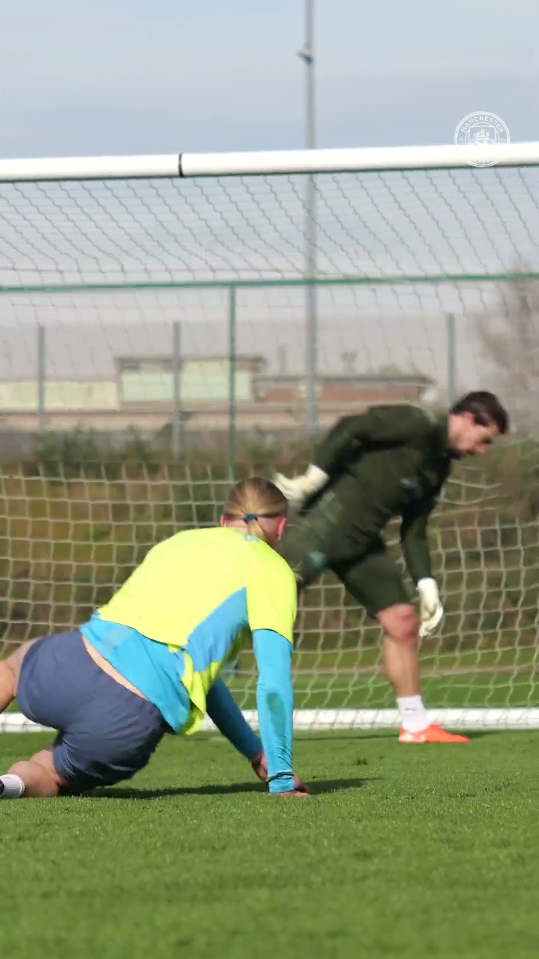 Erling Haaland TAKE A BOW ?‍♂️ #mancity #football #goals #shorts #shortsvideo #youtubeshorts #train
