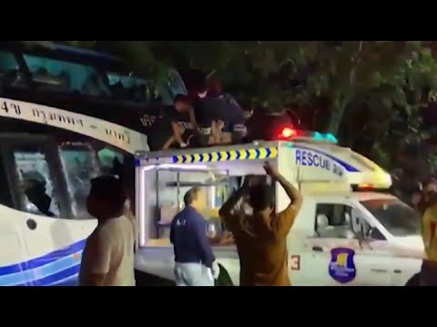Двухэтажный автобус на полной скорости влетел в дерево на трассе в Таиланде