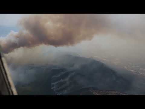 Εντυπωσιακά πλάνα: Ο επικίνδυνος αγώνας με τις φλόγες στην Πάρνηθα από ελικόπτερο του ΠΣ