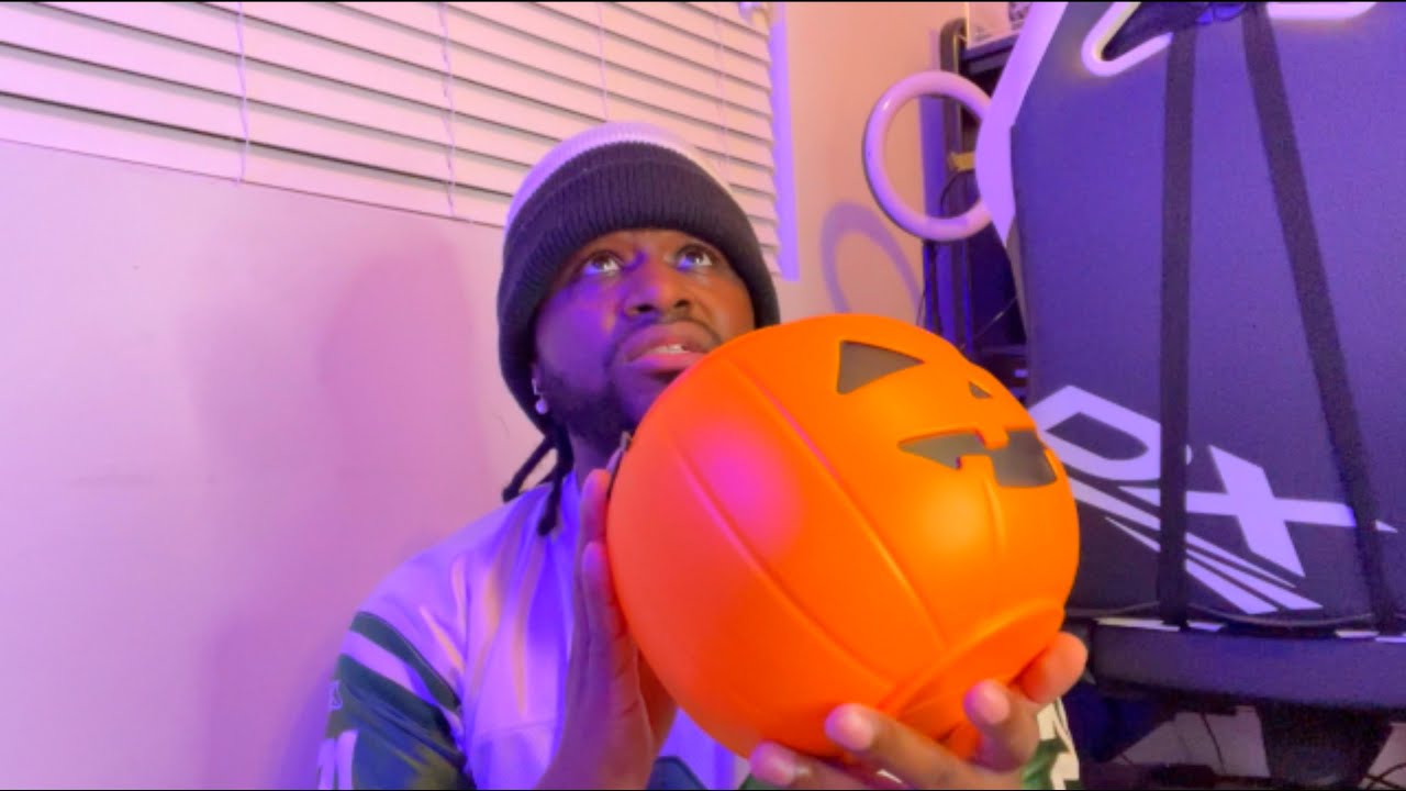 Когда поедание сладостей на Хэллоуин принимает зловещий оборот.