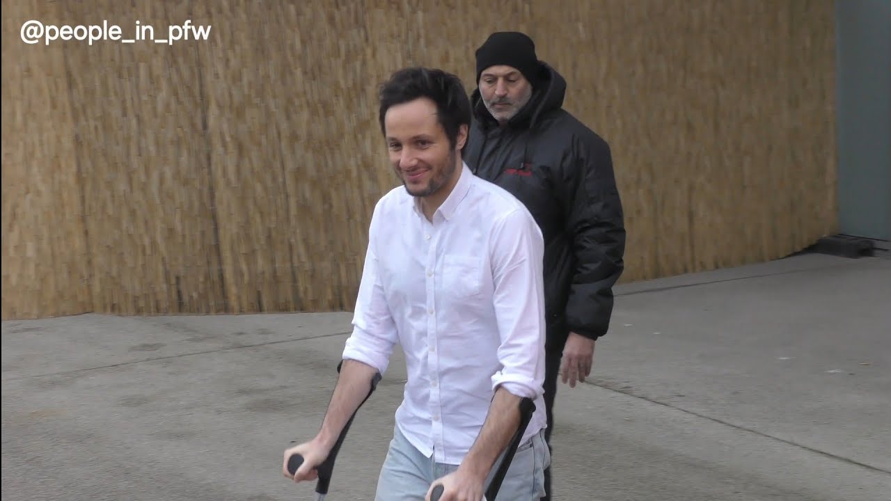 Vianney (en béquilles) rencontre les fans à Montpellier lors des Enfoirés 2025 - 20.01.2025