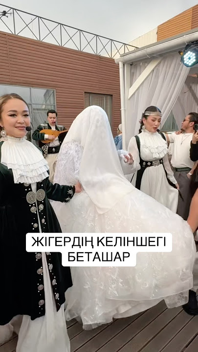 Желіде жыныстық қатынасқа түскен лесбиянканы қараңыз. Жезөкшелердің қылығын қараңыз