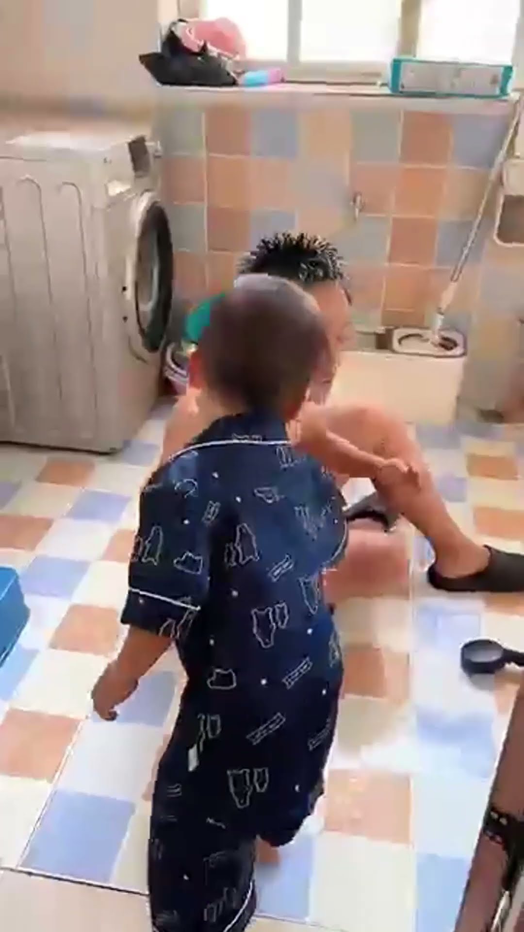 老爸触电了，3岁小米宝这样做救爸爸一命！#Cute baby#Cute#呆萌小米宝#聪明宝宝#萌娃