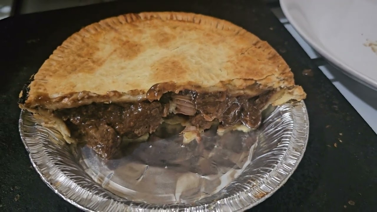 Steak pie 🥧 😋 from MOLD ROAD butches thank you for watching 👍🏴󠁧󠁢󠁷󠁬󠁳󠁿