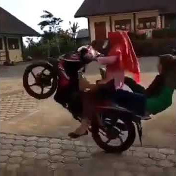 Cewek boncengan naik supra jumping.. kocak