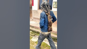 60 năm không cắt tóc gội đầu