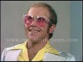 Capture de la vidéo Elton John- Interview/"Candle In The Wind" 1974 [Reelin' In The Years Archives]