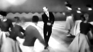 Perry Como - Round and Round - with roller skaters! chords