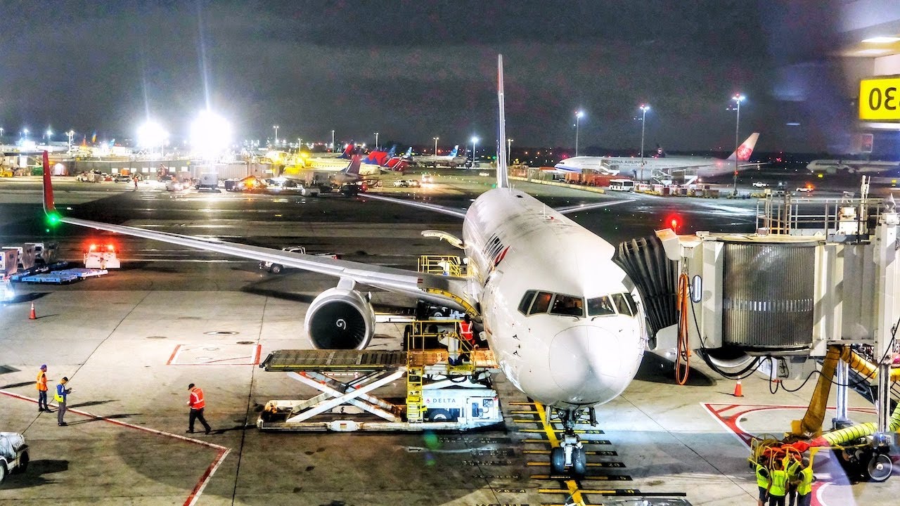LATAM Airlines 767 Landing in Lima