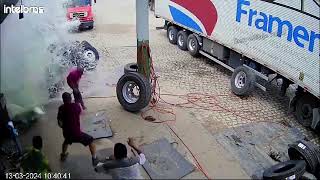 Idiot Truck Drivers Who Totally Failed _ Heavy machinery fail compilation!