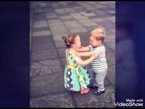 اجمل طفلين يقبلان بعضهما فدوة للحنية