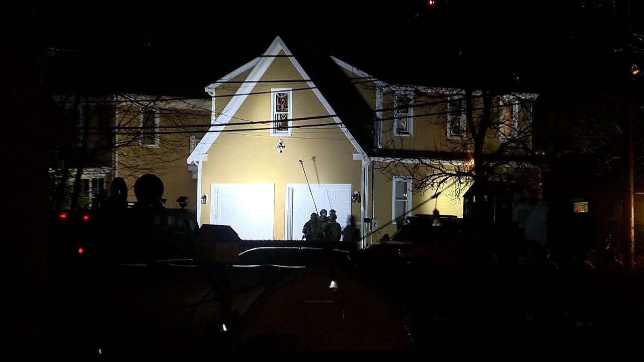 Man damages police station with chain saw, barricades himself in home ...
