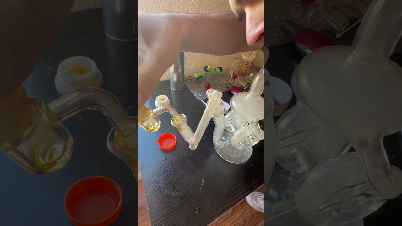 Huge live resin dab out of quartz on a sick glass rig w/reclaim stem 