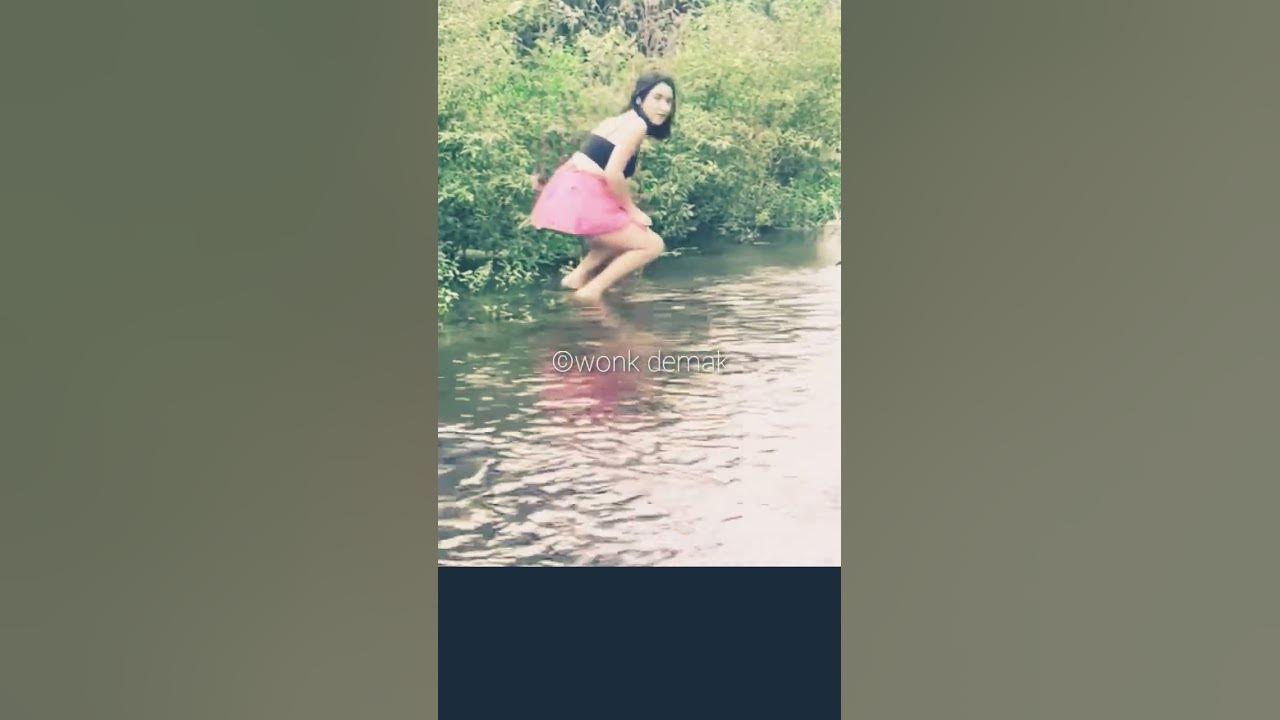 Ngintip cewek pipis. Ngintip cewek kencing spbu.