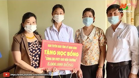 Ban Tuyên giáo Tỉnh ủy trao học bổng cho học sinh có hoàn cảnh khó khăn