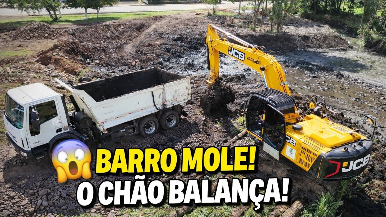 Máquina balançando demais! Carregamento em área crítica #escavadeirahidraulica#excavator#automobile 