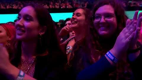 Akon & Becky G – Como No (LIVE) / MTV EMA 2019