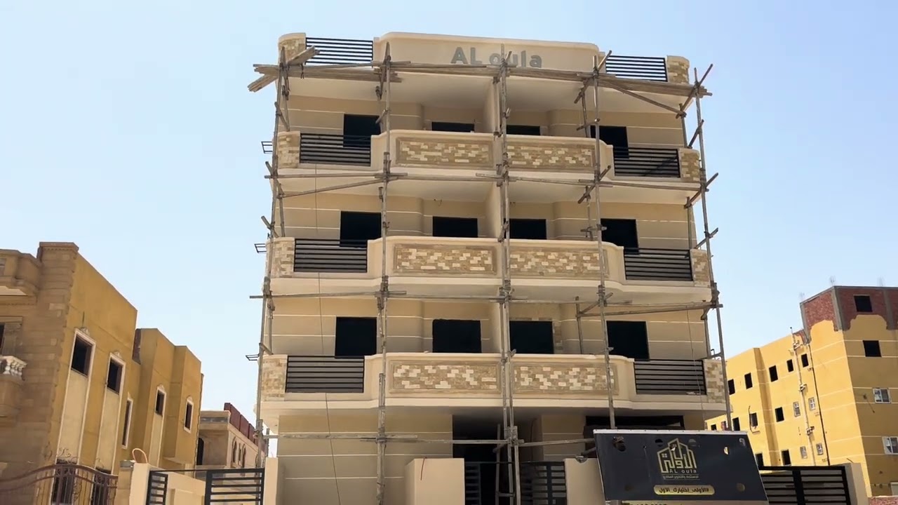 فخامة الحجر وتفاصيل معمارية فريدة.. تواصل أعمال "تشطيب الواجهات" بفيلا 710 في بني سويف الجديدة