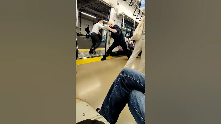 Japanese man tries to drag foreigner off the train for being loud and drinking. - DayDayNews