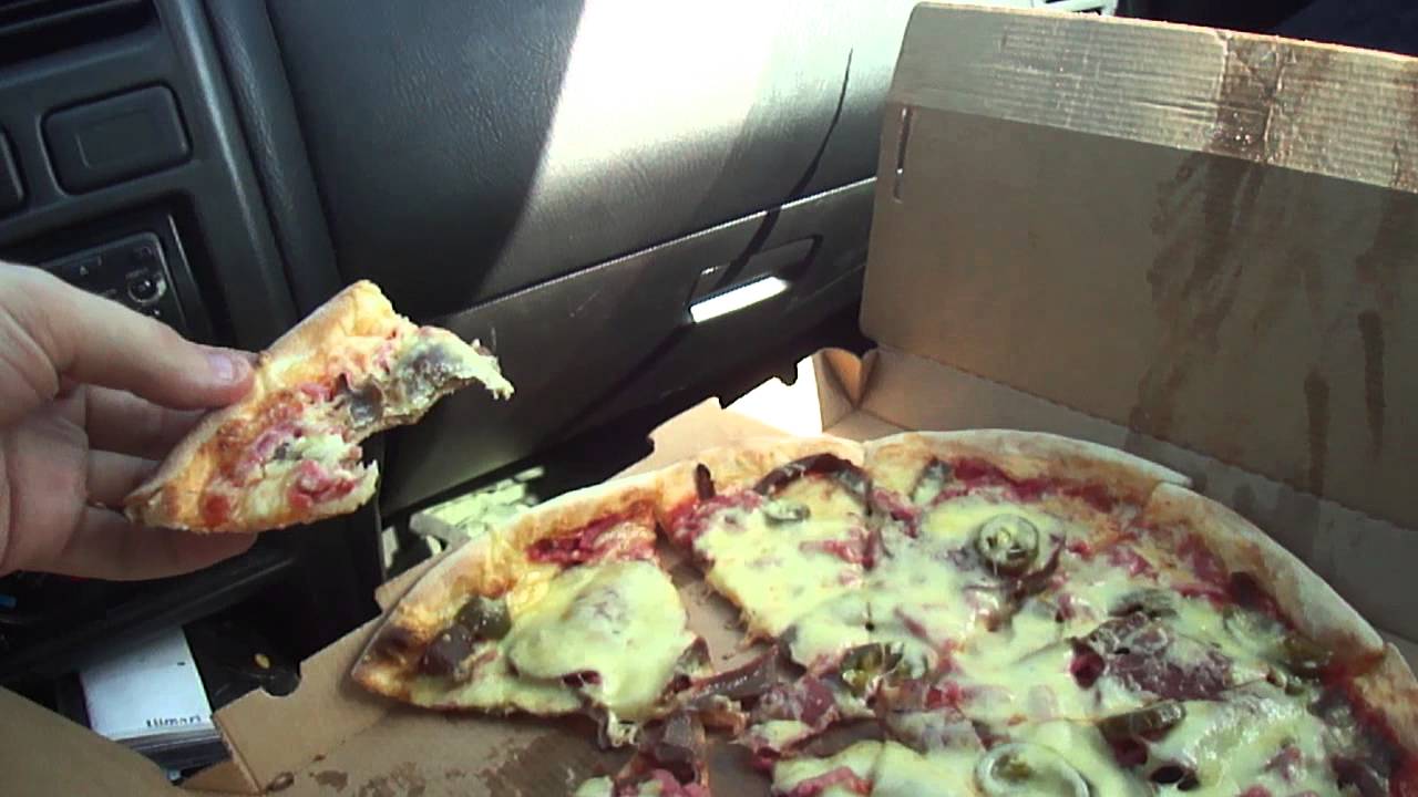 Pizzatestissä Altun Kebab pizzerian Supersalami.