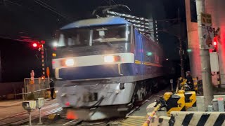 JR貨物EF210形300番台328号機＋コキ25B（両）が宮原操〜塚本信間の能勢街道踏切を高速通過するシーン（1058レ・新A226・コンテナ輸送）2023.3.10