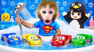 O Macaco Bonbon Cuida Do Adorável Patinho Na Banheira E Coleciona Brinquedos Coloridos