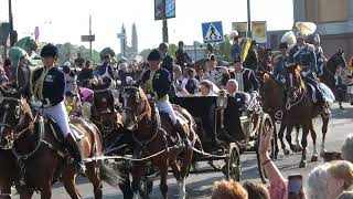Kungafamiljen åker hästanspänd kortege till nationaldagsfirandet på Skansen. 20230606.