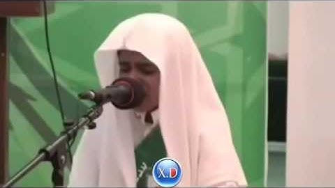 طفل ختم القران الكريم فبكى لله وسجد