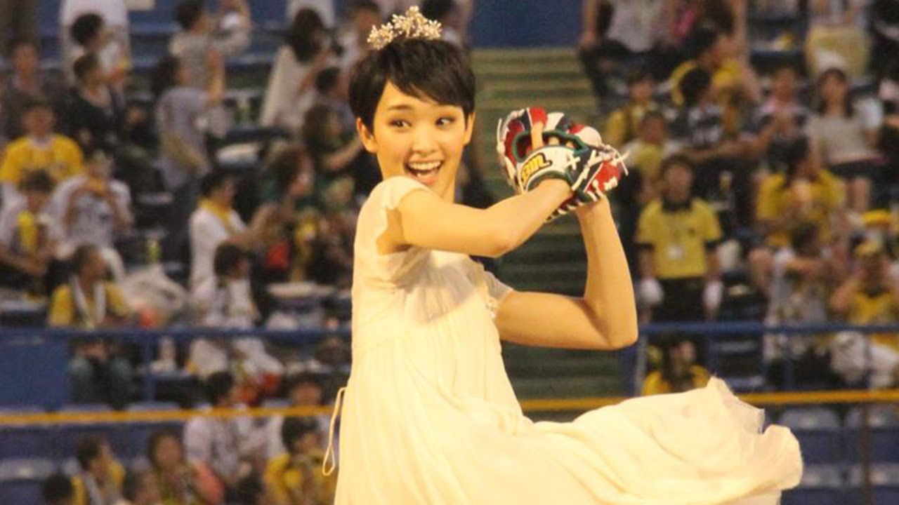 剛力彩芽 純白ドレスで始球式もノーバンならず ジョア カラダにしあわせ プリンセスナイター 始球式 Ayame Goriki Youtube