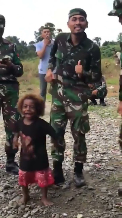 asiik sekali joget anak papua bersama pak tentara. #jogetviral #armyindonesia #anaklucu