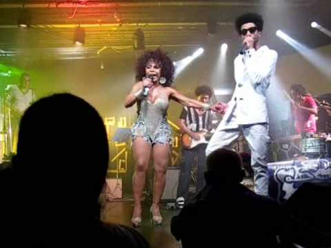 Elza Soares & Farofa Carioca - Manguetown