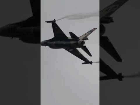ぺこぺこ。岐阜基地航空祭ではF-15のこうした面白い機動が見られるという噂を聞いた。とても楽しみ。これはトルコ空軍のF-16です。