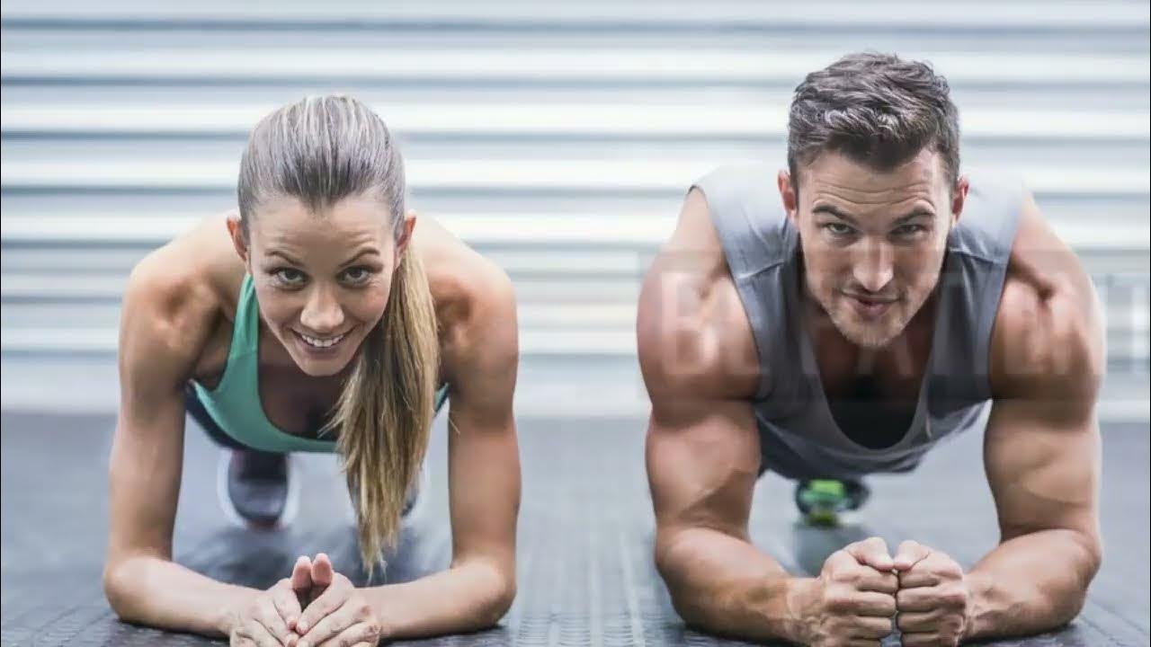 Мужчина занимается спортом на улице. Заниматься ним. Персональный фитнес тренер. Спортивные занятия. Новички в тренажерном зале с тренером.