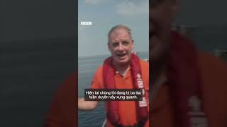 Phóng viên BBC chứng kiến tàu Trung Quốc phun vòi rồng vào tàu Philippines  #shorts