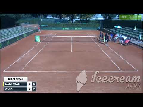 Chair Umpire giving advice to player during toilet break