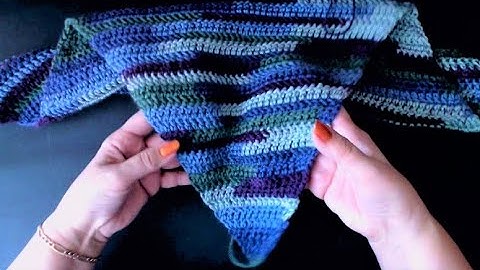 Gehaakte driehoekige omslagdoek. Perfect voor een absolute beginner.